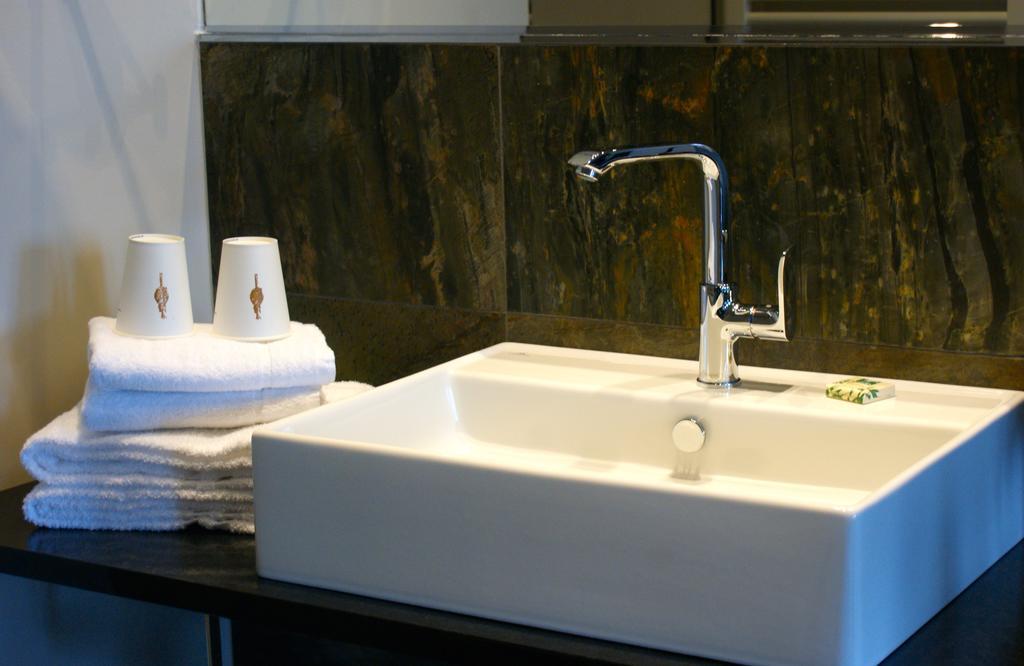 格尔利茨艾默里奇酒店 客房 照片 A modern lavatory